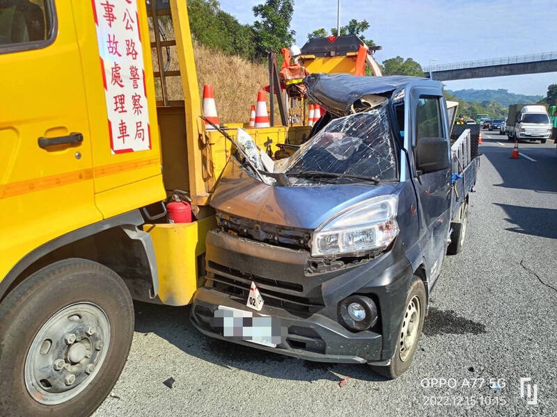 小貨車追撞國道緩撞車，副駕座乘客當場喪命。（讀者提供）