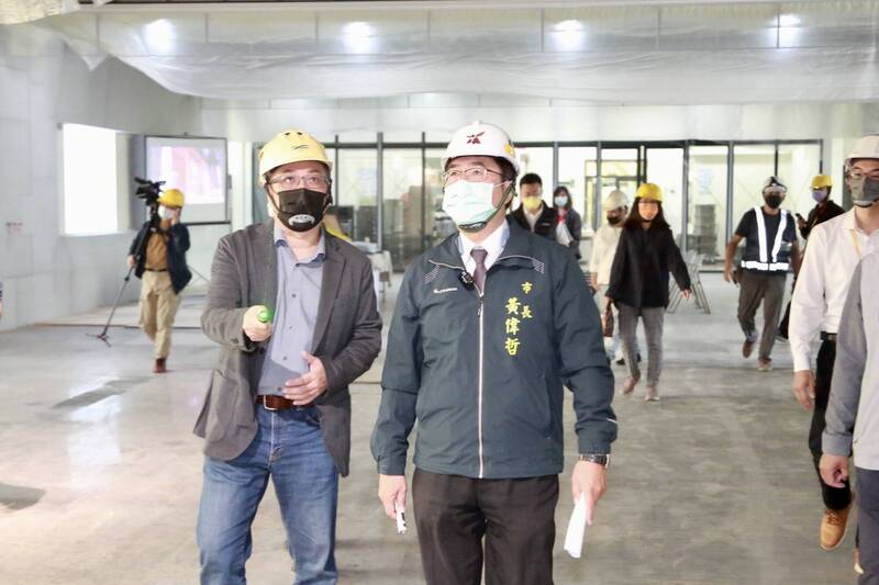 台南市長黃偉哲（右）視察永康社教中心整建工程進度。（圖由台南市政府提供）