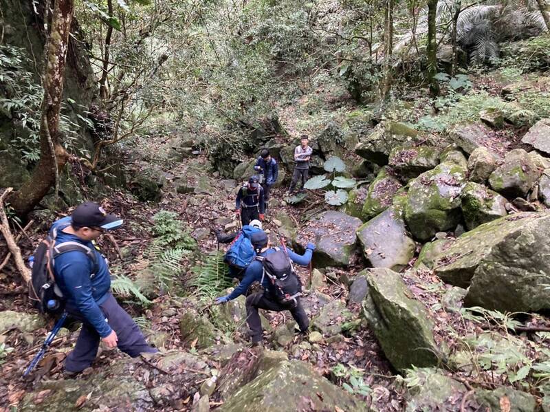 鄭男攀登屋我尾山因迷路走到危險的峭壁落石區，消防局報趕往救援。（記者歐素美翻攝）