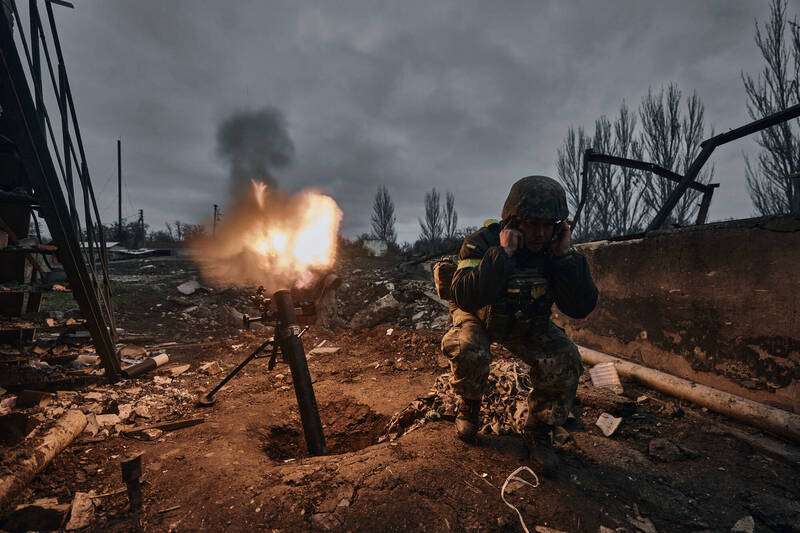 乌克兰士兵11月在乌东巴赫姆特市（Bakhmut）对俄军阵地发射迫击砲。（美联社档案照）(photo:LTN)