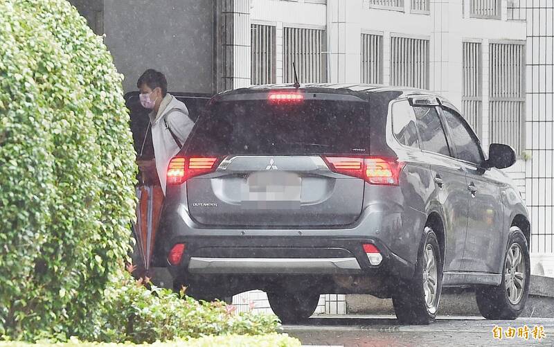 檢調今早兵分多路調閱相關資料及物證,首度約談立委高虹安及其男友李忠庭。(記者廖振輝攝)
檢調今早兵分多路調閱相關資料及物證,首度約談立委高虹安及其男友李忠庭。(記者廖振輝攝)