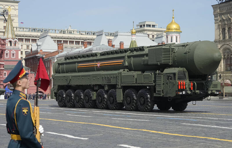 近日俄罗斯军方发表影片展示，可携带核弹头的「RS-24」亚尔斯（Yars）洲际弹道飞弹部署至俄罗斯卡卢加州（Kaluga Oblast）。（美联）(photo:LTN)