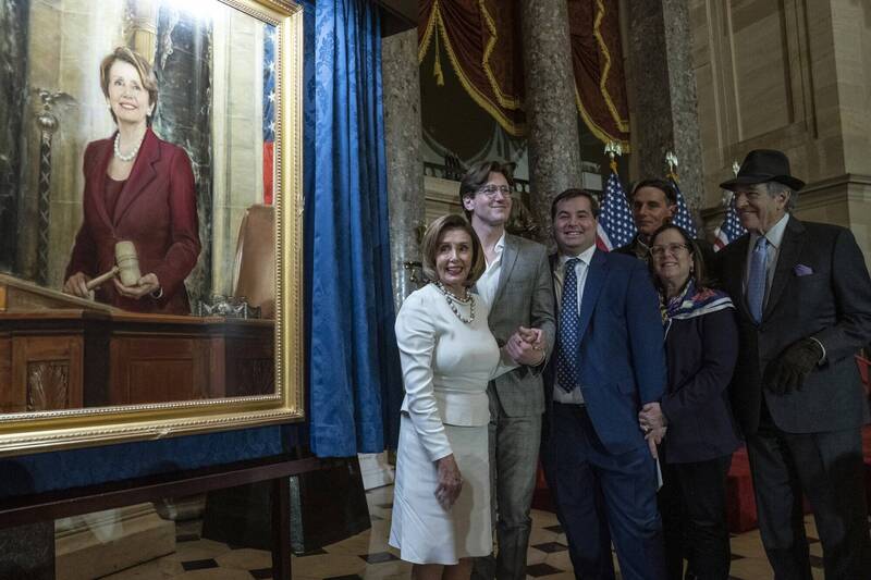 美国众议院议长裴洛西（左一）即将卸任，依照美国国会传统裴洛西的画像今天在国会山庄大厦揭幕，她与家人见证这一刻。（欧新社）(photo:LTN)