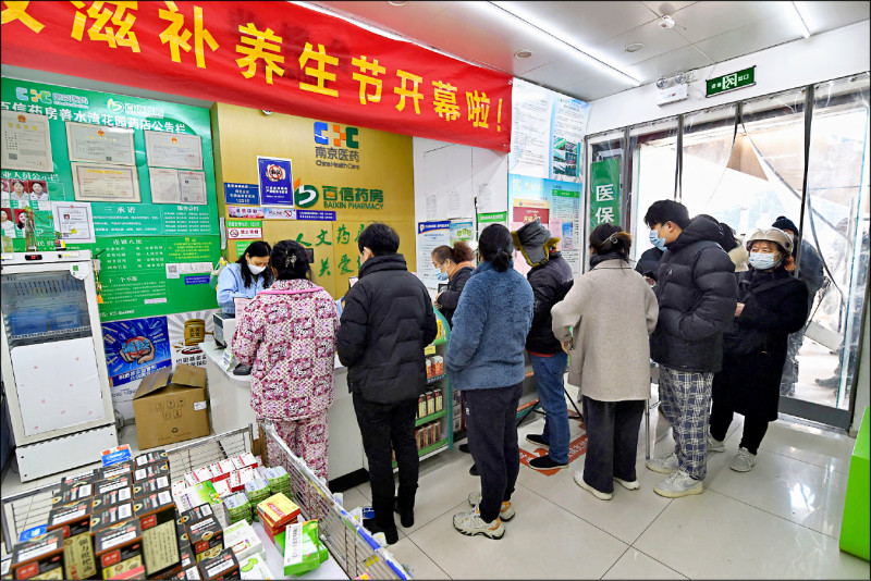 江苏省南京市民众十五日在一家药局排队买快筛剂。（路透）(photo:LTN)