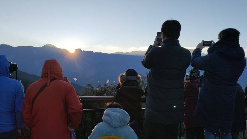 清境跨年結束後，不少遊客前往合歡山迎接新年第1道曙光。（資料照）