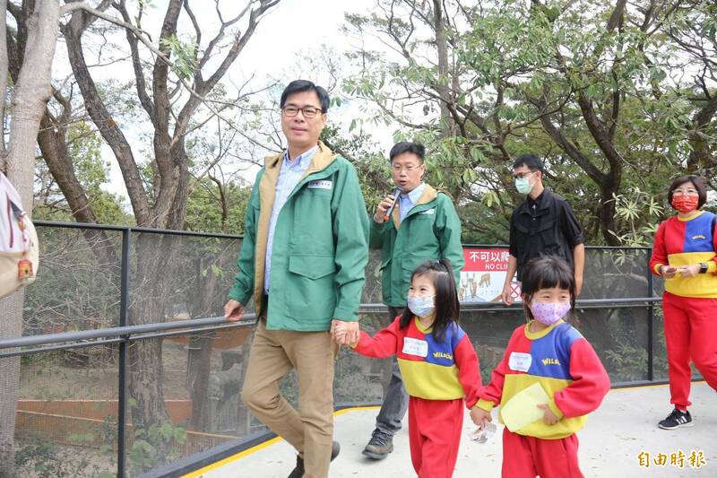 高雄市長陳其邁牽著小朋友，逛重新開園的壽山動物園。（記者李惠洲攝）