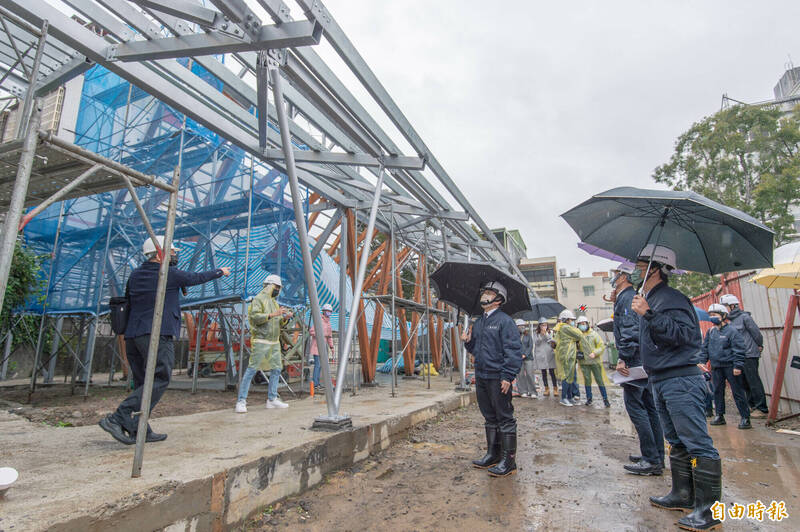 新竹市建華新市民活動中心預計明年4月完工、將是竹市首座低碳建築市民活動中心，目前工程進度在八成以上。（記者洪美秀攝）