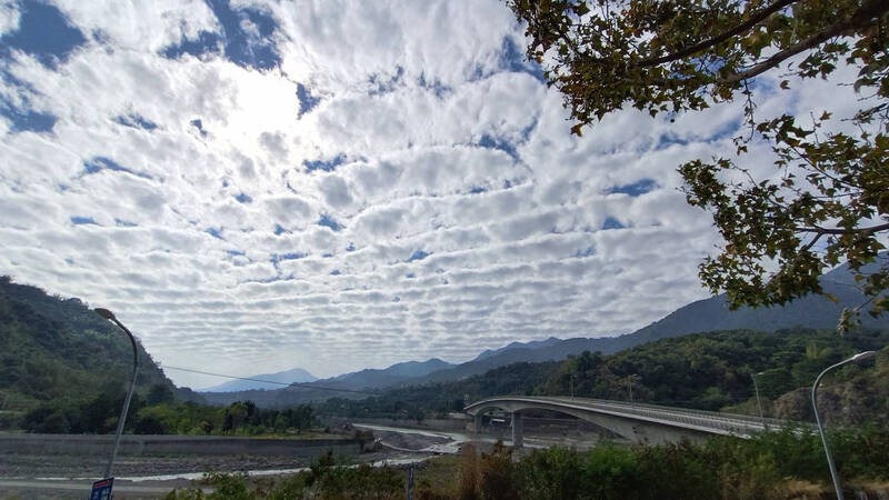 寶來一號橋上空詭異雲層。（蔡姓業者提供）