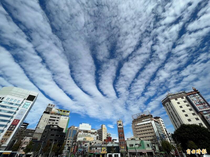 台中天空今天出現俗稱地震雲的「高積雲」，相當美麗，不過氣象站說，雲層與地震無關，而是顯現天氣穩定。（記者蔡淑媛攝）