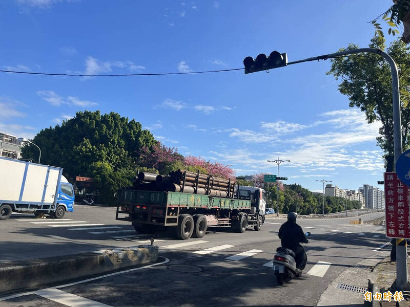 台中市烏日區環河路三段往東與公園路交叉口，快慢車道車流容易交錯，為車禍易肇路段。（記者林旻臻攝）