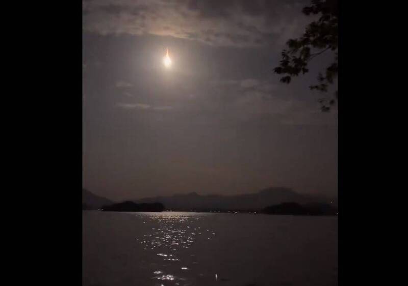火流星在夜里格外夺目。（图撷取自微博）(photo:LTN)