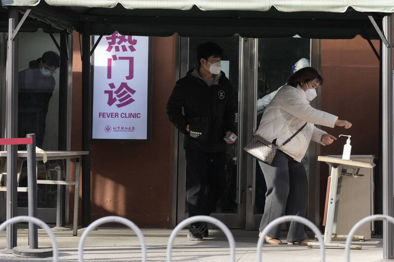 中国首席防疫专家钟南山说，感染Omicron病毒的致死已降至0.1％左右，与普通流感相似，因此现在已经不适合称新冠肺炎，而是改叫「新冠感冒」。图为北京某医院诊所入口。（美联社）(photo:LTN)