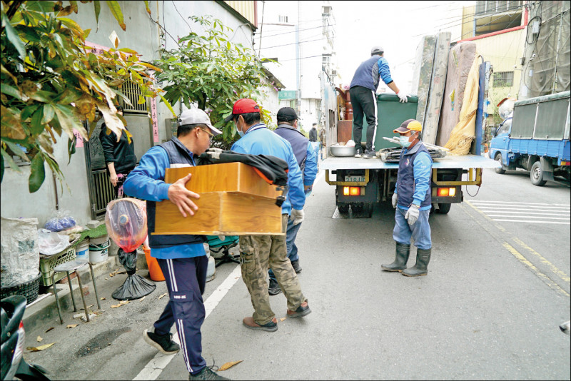 國家清潔週的大型家具清運量有多少？光是鹿港鎮去年登記預約就近千趟。（鹿港鎮公所提供）