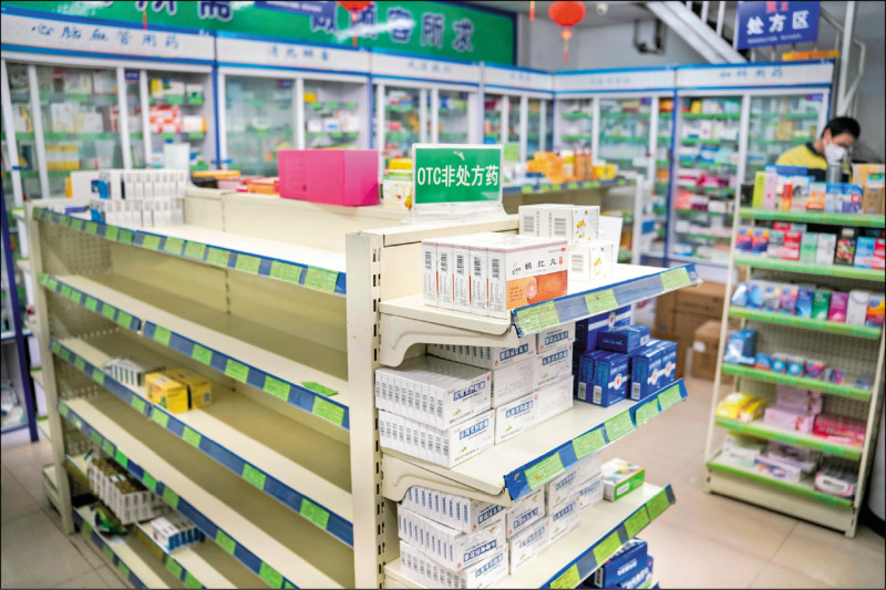 中国首都北京一处药局十六日商品架上严重缺货。（欧新社）(photo:LTN)