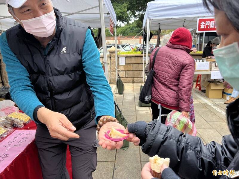 「金享好農、食在安心」市集登場，業者推出黑蒜頭水餃，小小一顆，口味特別。（記者吳正庭攝）