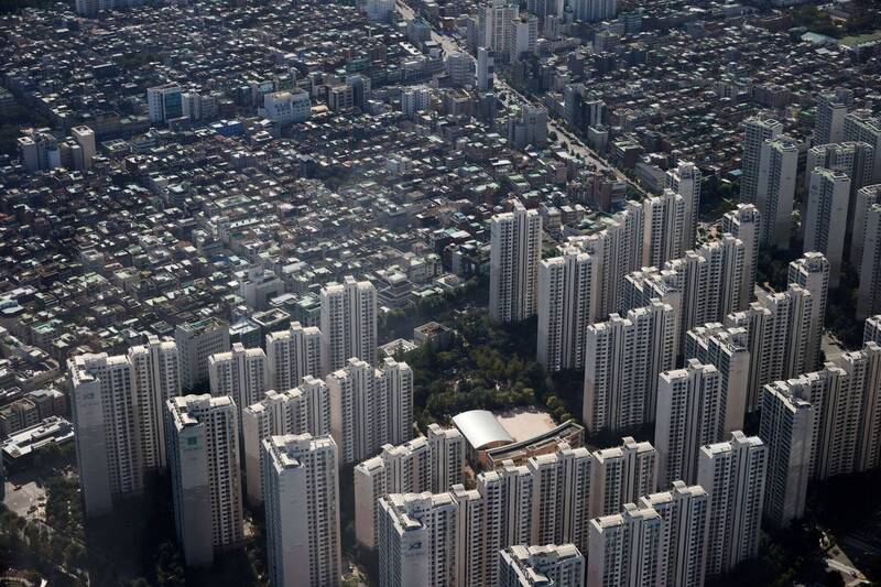 南韩首尔江南区盘浦洞公寓成交价大跌9亿韩元（约新台币2115万元），惨烈情况更甚于2008年金融危机。首尔公寓示意图。（路透）(photo:LTN)