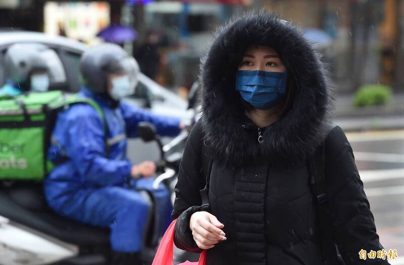 今（17日）鋒面挾寒流南下，伴隨明顯降雨，各地氣溫下降中。（資料照）