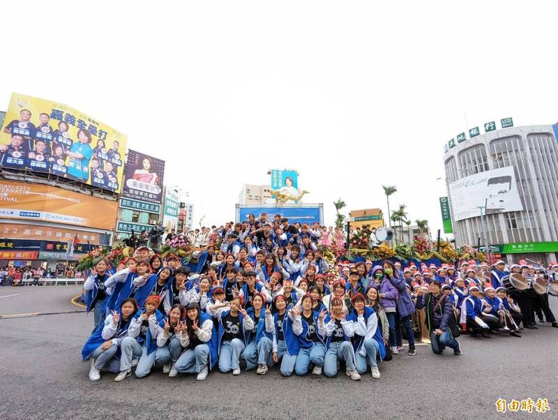 「管樂踩街嘉年華」在嘉義市中央噴水圓環登場，以經典結合跨域，在饒舌、街舞結合管樂表演中揭開序幕。（記者王善嬿攝）