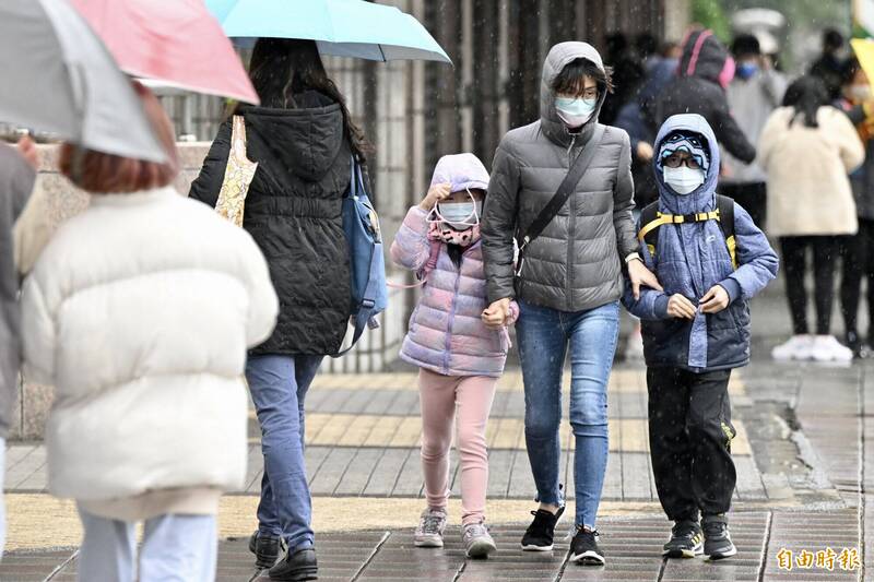 全國各地今（17）日暴冷，鋒面挾寒流南下，各地氣溫持續下降，台灣本島北部平地入夜後預計將跌破10度。（記者叢昌瑾攝）