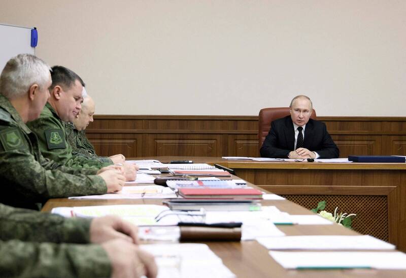 克里姆林宫指出，俄罗斯总统普廷（右）今日与军方高层开会，并且也与许多军官进行了交谈。（法新社）(photo:LTN)