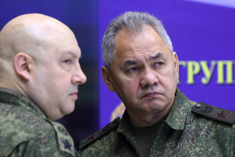 俄罗斯国防部指出，本日对乌克兰的空袭相当成功。图为俄罗斯国防部长绍伊古（右）以及负责对乌克兰作战的指挥官苏罗维金（左）。（欧新社）(photo:LTN)