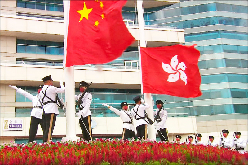 今年十月一日港府在香港會展中心外廣場舉行國慶升旗典禮。（美聯社檔案照）