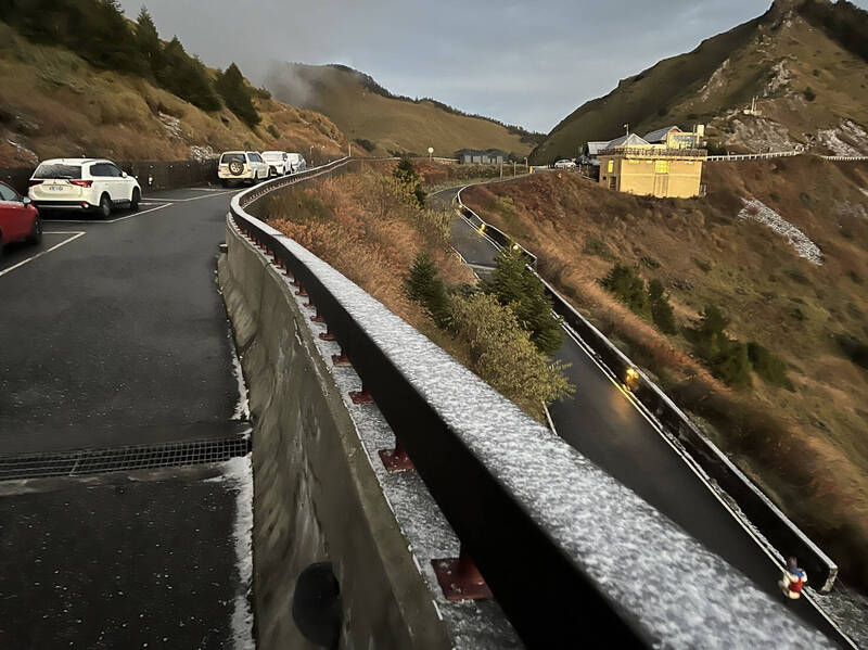 週日清晨仍可看見道路旁覆蓋著白雪。（張傑鈞提供）