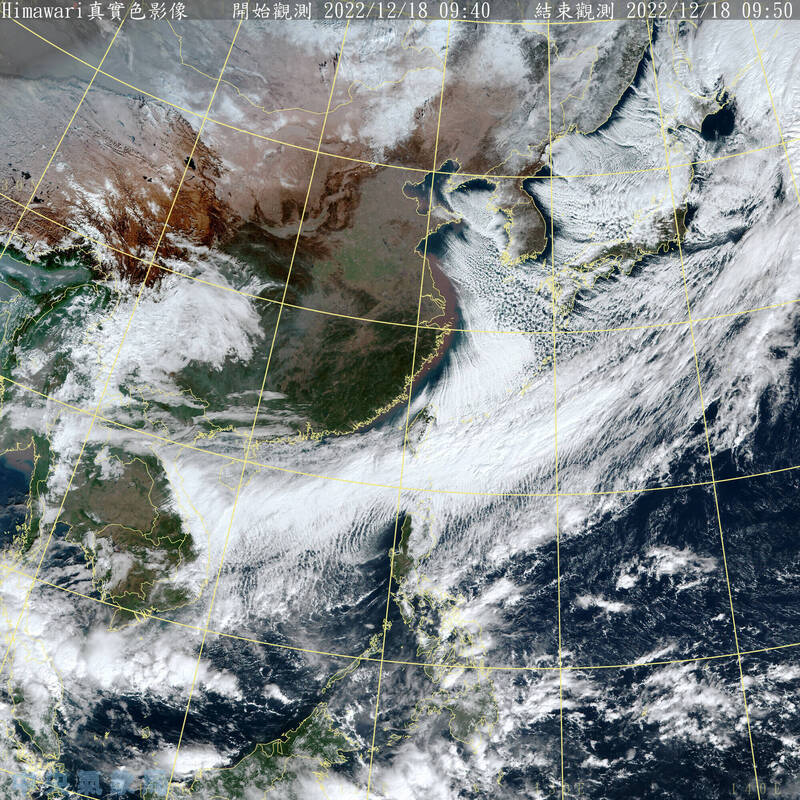 衛星雲圖可見「典型寒潮爆發雲系」，中央氣象局長鄭明典形容是冷空氣南下時流經偏暖海面，小積雲排列發展隨風飄動，排列成串的景象。（圖擷取自中央氣象局）