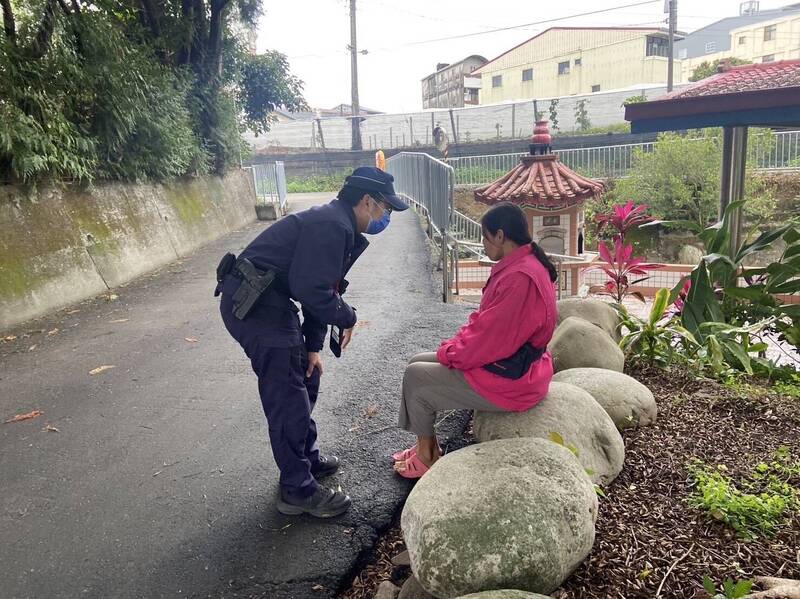 東勢分局茅埔派出所警員陳安華，主動關心溫女，並護送她返家。（記者歐素美翻攝）