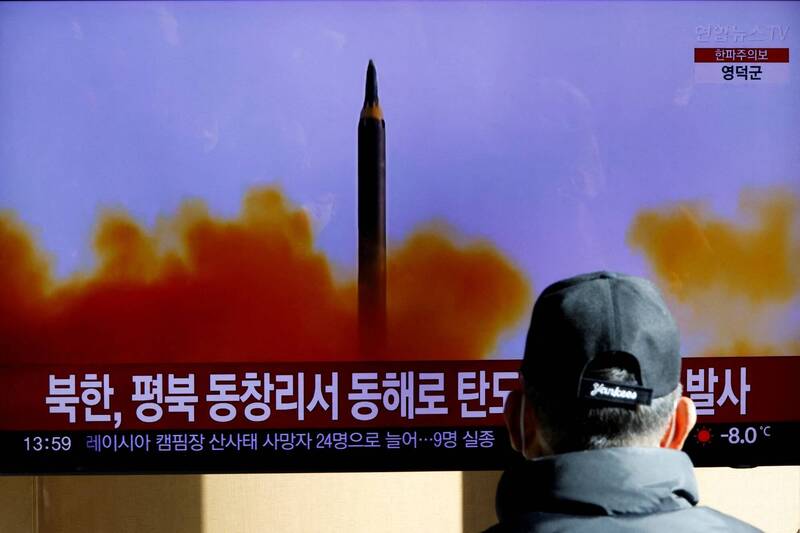 北韩18日上午又朝东部海域发射2枚飞弹，引起日韩强烈反弹。南韩军方推测，北韩可能是发射使用固态燃料引擎的新型中程弹道飞弹。（路透）(photo:LTN)