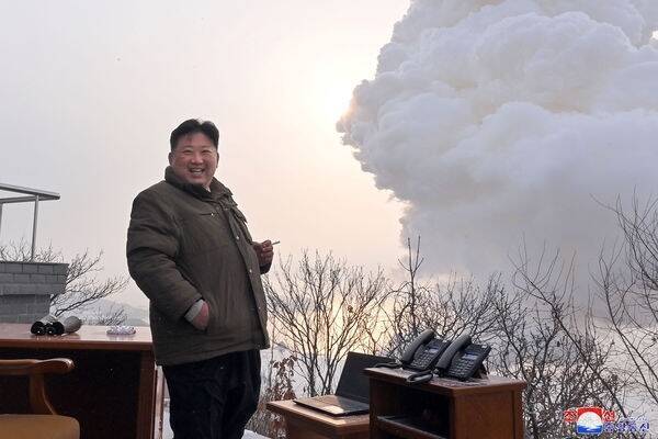 北韩领导人金正恩15日上午前往西海卫星发射场，亲自视察高功率固态燃料引擎喷射实验。（路透）(photo:LTN)