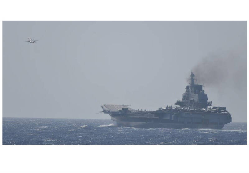 中共「辽宁号」航舰于西太平洋起降舰载机。（取自日本防卫省统合幕僚监部网站）(photo:LTN)