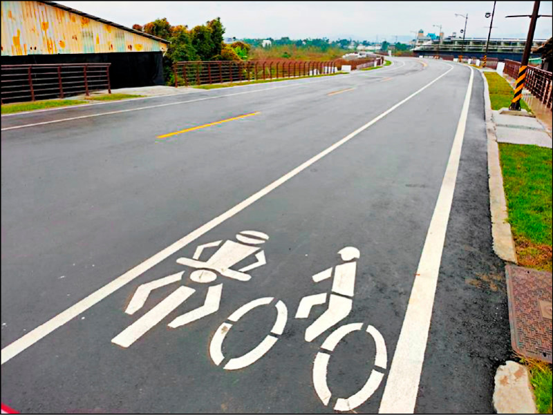 慢車道需劃設機車與自行車圖示便利民眾辨別，該規定明年12月31日上路實施。（資料照）