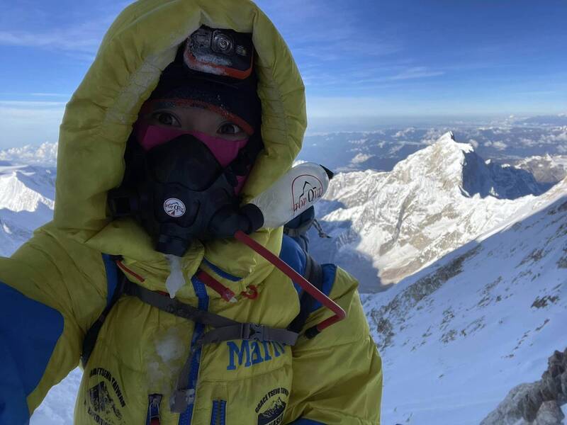 29歲「登山女神」曾格爾登山紀錄備受質疑，爭議不斷，昨傳出登頂「干城章嘉峰」的紀錄遭撤銷，為此她今晨在臉書發文指「我覺得非常不公平。」。（圖擷自臉書）