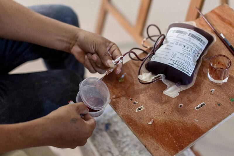 菲律賓畫家「鮮血當顏料」 固定抽血冰箱放血袋