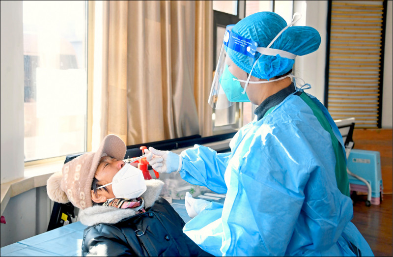 中国武汉肺炎疫情大爆发，医护人员十七日在北京一家医院为民众接种喷鼻式疫苗，做为第二剂加强针。（欧新社）(photo:LTN)