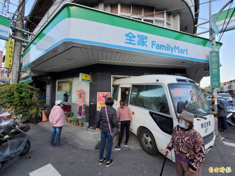 南投縣埔里鎮中山路2段與和平東路口，上午近7點發生客運中巴「倒退嚕」撞進全家便利超商事故。（記者佟振國攝）