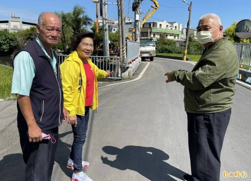 霧峰區連接北勢里和四德里的德豐橋，橋面太過狹窄無法會車，市議員林碧秀（左2）和北勢里長洪金生（左1）、四德里長紀天富（右）爭取早日拓寬。（記者陳建志攝）