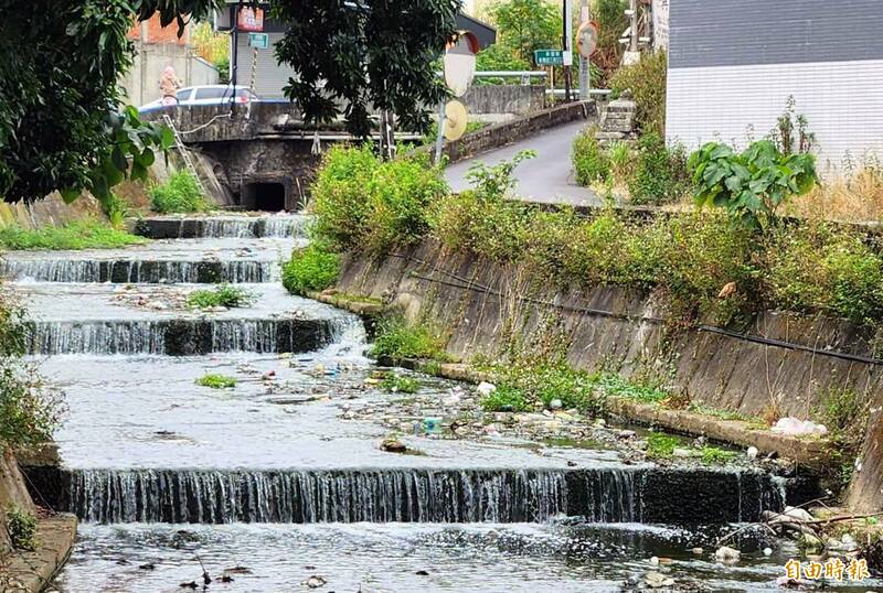 南投市北通橋大圳河道可見大大小小的垃圾，呈現出髒亂的「垃圾河」模樣。（記者謝介裕攝）