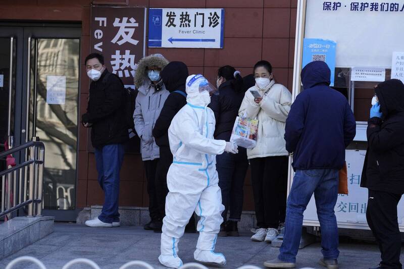 中国疫情持续升温，各地发烧门诊大排长龙，广州官方透露，单日看诊数达5万人。（美联社）(photo:LTN)