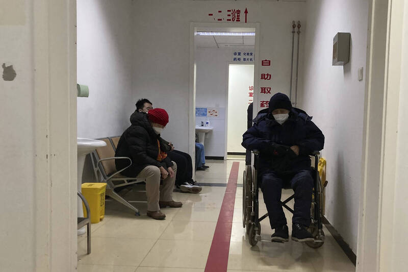 中国疫情升温，不少年长者求诊困难。示意图。（美联社）(photo:LTN)