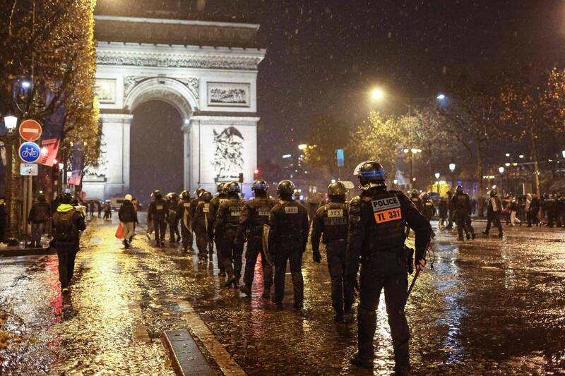 法国巴黎凯旋门、香榭丽舍大道一带，以及尼斯、里昂均发生球迷与警方冲突事件。（法新社）(photo:LTN)
