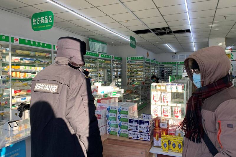 近日中国山西有间药局被人举报高价出售药物，而该店店主竟称涨价是一种赌博的行为。示意图。（路透）(photo:LTN)