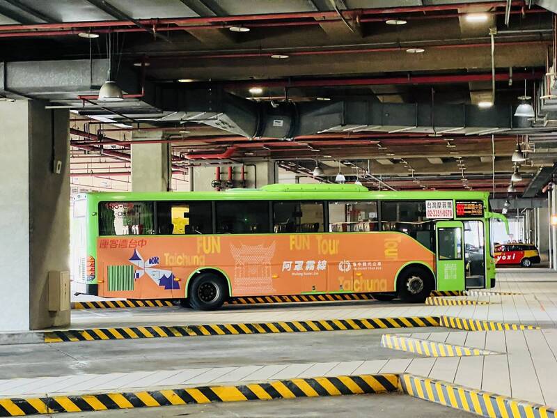 台中市觀光公車151阿罩霧線，停靠轉運站。（觀旅局提供）