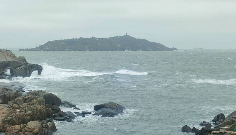 從小坵島看大坵島，陳興德被通知，須提前四天前往距離不到一千公金的大坵島參加鄉代表就職典禮。（陳興德提供）