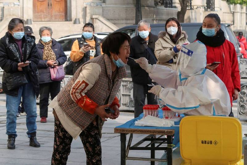 中国仓促解封导致药物短缺，各种偏方开始横行，近来更有专家力推「橘子煮水」。中国民众筛检示意图。（路透）(photo:LTN)
