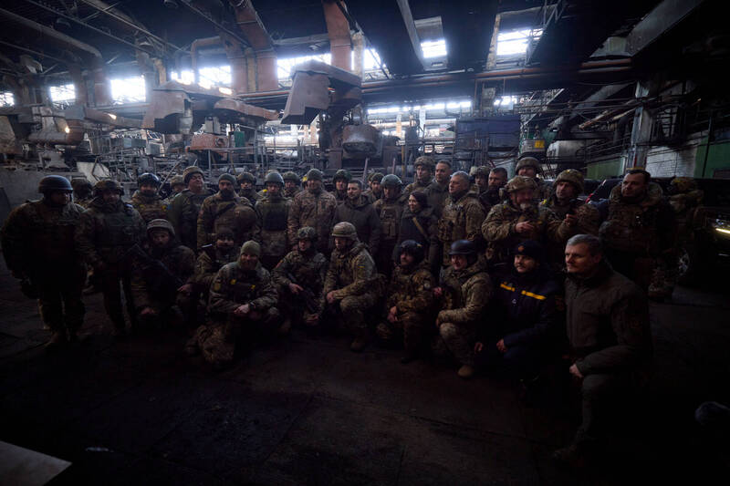 烏克蘭總統澤倫斯基赴戰況最激烈的巴赫穆特前線視察，並為烏克蘭捍衛者授勳。（路透）