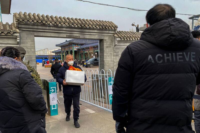 男子今天捧着骨灰走出北京一处火葬场。而当地火葬场工作人员16日就抱怨说，他们已不堪沉重负荷。（法新社）(photo:LTN)