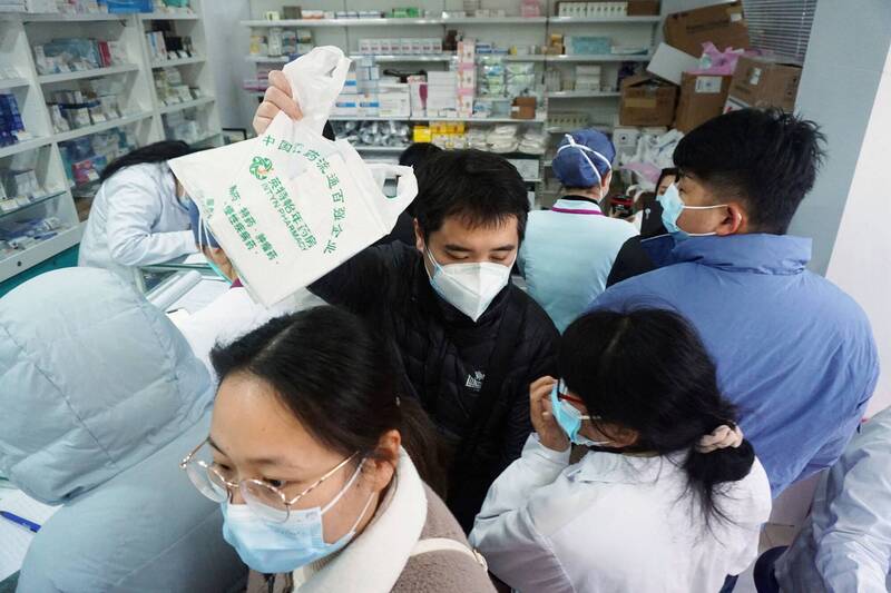 中国杭州1家药局涌入人潮抢买药。（路透）(photo:LTN)