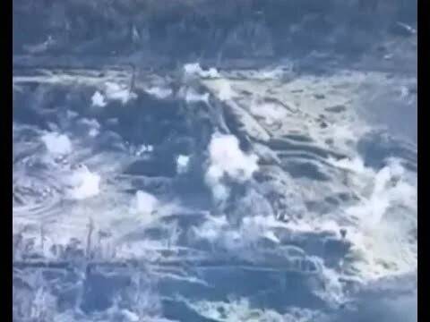 网传影片中，俄军遭到一连串砲袭，网友质疑乌军使用以色利的 M971 迫击砲弹。（图撷取自翻摄自推特）(photo:LTN)